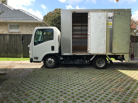 Auto Truck Tail Lift rental Takanini - 11m³ capacity with automatic tail lift for easy furniture loading